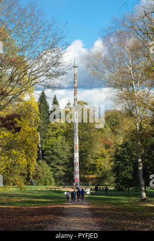 Farben des Herbstes und Landschaft mit den Totem Pole at Virginia Water Lake, Teil von Windsor Great Park (Royal Park, Crown Estate) in Surrey, Großbritannien Stockfoto