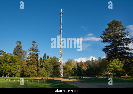 Farben des Herbstes und Landschaft mit den Totem Pole at Virginia Water Lake, Teil von Windsor Great Park (Royal Park, Crown Estate) in Surrey, Großbritannien Stockfoto