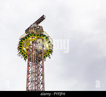 Yo Yo carnival Ride an bewölkten Himmel Hintergrund. Oktoberfest, München, Deutschland Stockfoto