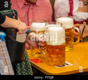 Oktoberfest, München, Deutschland. Frau Kellner serviert Bier, Detailansicht Stockfoto