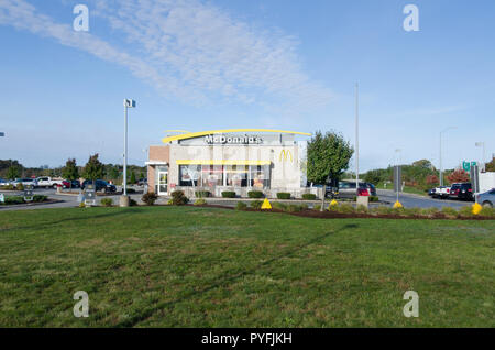 McDonald's Fast Food Restaurant äußeren im Sagamore Strand, Bourne, Cape Cod, Massachusetts, USA, mit blauer Himmel und grünes Gras in den Morgen. Stockfoto