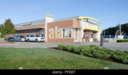 McDonald's Fast Food Restaurant mit Drive Thru im Sagamore Strand, Bourne, Cape Cod, Massachusetts, USA, mit hellen, klaren, blauen Himmel am Morgen Stockfoto