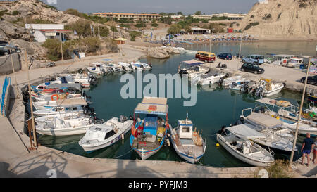 Boote im Hafen in einer kleinen Nische in Rhodos, Griechenland. Stockfoto