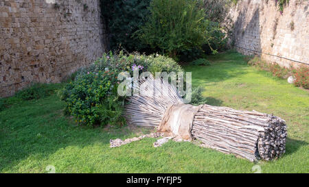 Eine Skulptur, die einen Heuballen am Eingang zum Palast des Großmeisters der Ritter von Rhodos in Griechenland darstellt. Stockfoto