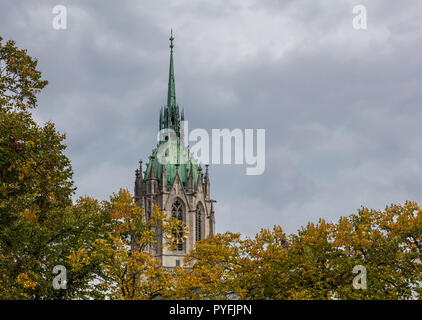 St Paul Kirche Dome, Herbstlaub und blauer Himmel. München, Deutschland Stockfoto