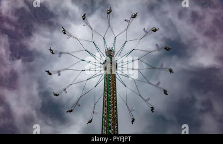 Yo Yo carnival Ride an bewölkten Himmel Hintergrund. Oktoberfest, München, Deutschland Stockfoto