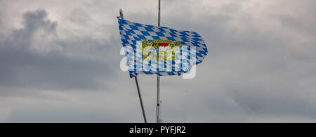 Oktoberfest, München. Deutschland. Bayerische blau weiße Fahne Schwenkten an bewölkten Himmel Hintergrund Stockfoto