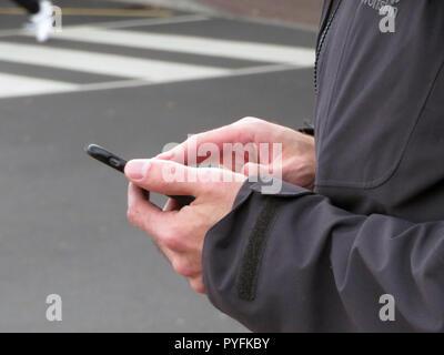 Nahaufnahme der Finger Mans mit Handy am Flughafen Leeds Bradford Yeadon West Yorkshire England Stockfoto