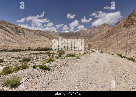 Landcruiser stoppte in der Nähe von Fluss, Pamir tadschikischen Wakhan Valley, Pamir, Tadschikistan Stockfoto