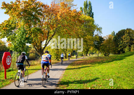 Radfahrer profitieren von einem sonnigen Herbsttag am Ufer des Flusses Ouse in York, Yorkshire, Großbritannien Stockfoto