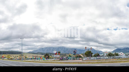 Stellenbosch, Südafrika, 16. August 2018: Die mooiberge Bauernhof Stall und Strawberry Farm in der Nähe von Stellenbosch in der Western Cape Provinz. Fahrzeuge auf Stockfoto