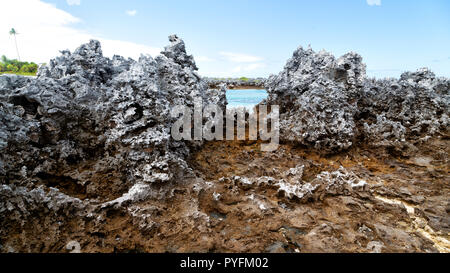 In Polynesien den Felsen der Küste wie Paradies Konzept und Entspannen Stockfoto