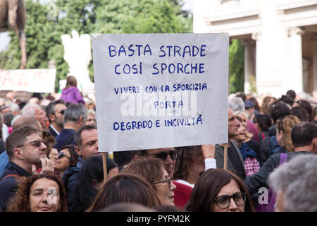Roma, Italien. 27 Okt, 2018. Demonstration der Piazza del Campidoglio in Rom mit Hunderten von römischen Bürgern die Würde von Rom Kredit zu verteidigen: Matteo Nardone/Pacific Press/Alamy leben Nachrichten Stockfoto