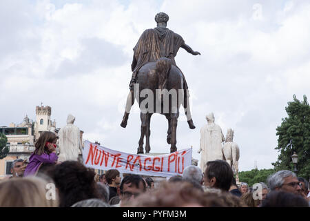 Roma, Italien. 27 Okt, 2018. Demonstration der Piazza del Campidoglio in Rom mit Hunderten von römischen Bürgern die Würde von Rom Kredit zu verteidigen: Matteo Nardone/Pacific Press/Alamy leben Nachrichten Stockfoto