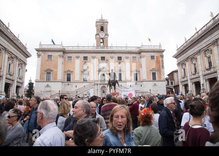 Roma, Italien. 27 Okt, 2018. Demonstration der Piazza del Campidoglio in Rom mit Hunderten von römischen Bürgern die Würde von Rom Kredit zu verteidigen: Matteo Nardone/Pacific Press/Alamy leben Nachrichten Stockfoto