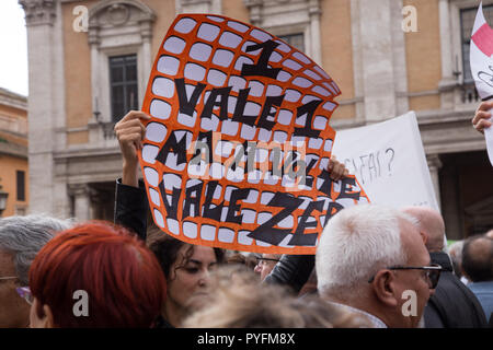 Roma, Italien. 27 Okt, 2018. Demonstration der Piazza del Campidoglio in Rom mit Hunderten von römischen Bürgern die Würde von Rom Kredit zu verteidigen: Matteo Nardone/Pacific Press/Alamy leben Nachrichten Stockfoto
