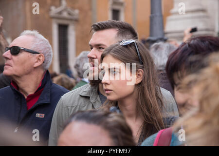 Roma, Italien. 27 Okt, 2018. Demonstration der Piazza del Campidoglio in Rom mit Hunderten von römischen Bürgern die Würde von Rom Kredit zu verteidigen: Matteo Nardone/Pacific Press/Alamy leben Nachrichten Stockfoto