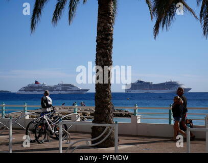 AJAXNETPHOTO. 2018. CANNES, Frankreich. - COTE D'AZUR RESORT - DIE HAPAG LLOYD KREUZFAHRT EUROPA (L) und MSC Fantasia VERANKERT IN DER BUCHT. Foto: Jonathan Eastland/AJAX REF: GX8 180310 774 Stockfoto