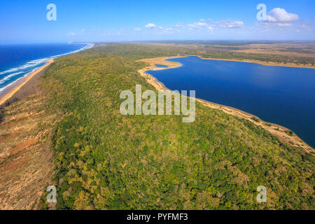 Luftaufnahme von Sodwana Bay National Park innerhalb des iSimangaliso Wetland Park, Maputaland, einem Gebiet von KwaZulu-Natal an der Ostküste Südafrikas. Stockfoto
