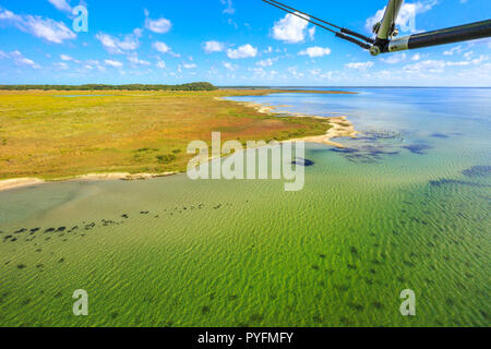 Luftaufnahme von Lake Sibaya Sibhayi oder in der Nähe von Sodwana Bay National Park innerhalb des iSimangaliso Wetland Park, Maputaland, einem Gebiet von KwaZulu-Natal an der Ostküste Südafrikas. Stockfoto