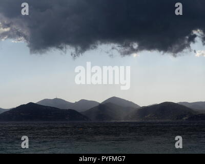 AJAXNETPHOTO. CANNES, Frankreich. - Regenwolken. - Auf der Suche nach Westen als schwere Feuchtigkeit beladene CUMULUSWOLKEN ROLLE ÜBER DEN GOLF VON LA NAPOULE UND MASSIVS ESTEREL angetrieben von starken Nordwind. Foto: Jonathan Eastland REF: GX8 180310 779 Stockfoto