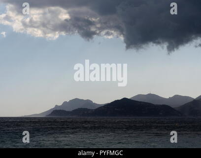 AJAXNETPHOTO. CANNES, Frankreich. - Regenwolken. - Auf der Suche nach Westen als schwere Feuchtigkeit beladene CUMULUSWOLKEN ROLLE ÜBER DEN GOLF VON LA NAPOULE UND MASSIVS ESTEREL angetrieben von starken Nordwind. Foto: Jonathan Eastland REF: GX8 180310 780 Stockfoto