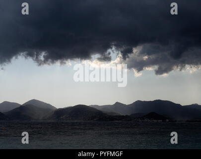 AJAXNETPHOTO. CANNES, Frankreich. - Regenwolken. - Auf der Suche nach Westen als schwere Feuchtigkeit beladene CUMULUSWOLKEN ROLLE ÜBER DEN GOLF VON LA NAPOULE UND MASSIVS ESTEREL angetrieben von starken Nordwind. Foto: Jonathan Eastland REF: GX8 180310 781 Stockfoto