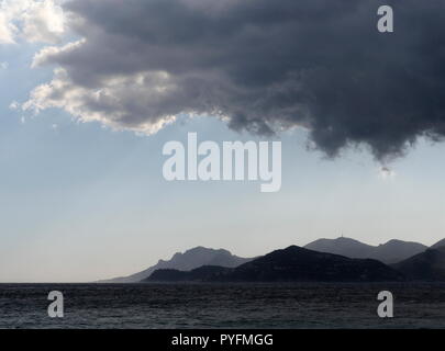 AJAXNETPHOTO. CANNES, Frankreich. - Regenwolken. - Auf der Suche nach Westen als schwere Feuchtigkeit beladene CUMULUSWOLKEN ROLLE ÜBER DEN GOLF VON LA NAPOULE UND MASSIVS ESTEREL angetrieben von starken Nordwind. Foto: Jonathan Eastland REF: GX8 180310 782 Stockfoto