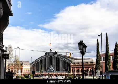 Long Shot von La Estación de Atocha vom Plaza del Emperador Carlos V, Madrid, Spanien, gesehen. Stockfoto