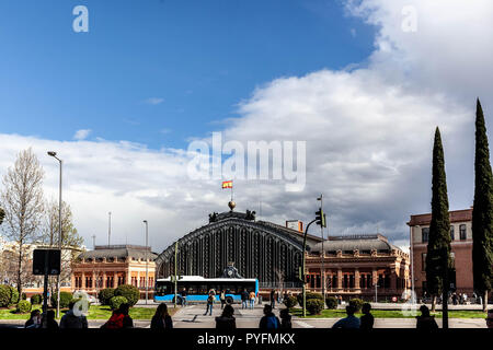 Long Shot von La Estación de Atocha vom Plaza del Emperador Carlos V, Madrid, Spanien, gesehen. Stockfoto