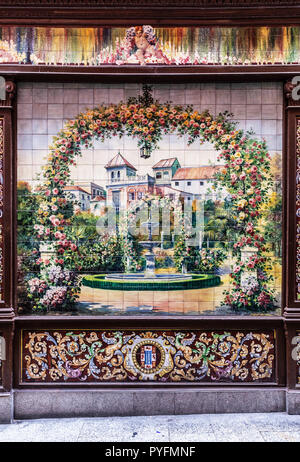 Detail der Fliesen- verzierte Fassade der Villa Rosa Tablao Flamenco, Madrid, Barrio de las Letras, Distrito Centro, Spanien. Stockfoto