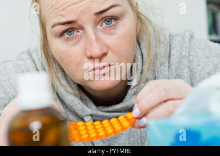 Junge Frau mit Kopfschmerzen zu Hause. Depression und schlechten Zustand. Stockfoto