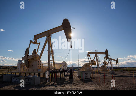 Trio von Öl pumpjacks Arbeiten nördlich von Cochrane, Alberta Kanada Stockfoto