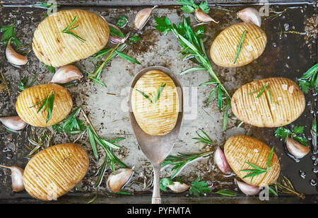 Hausgemachte cheesy Hasselback Kartoffeln. Vegetarische Kost Stockfoto