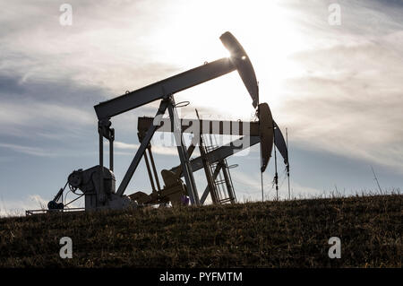 Trio von Öl pumpjacks Arbeiten nördlich von Cochrane, Alberta Kanada Stockfoto