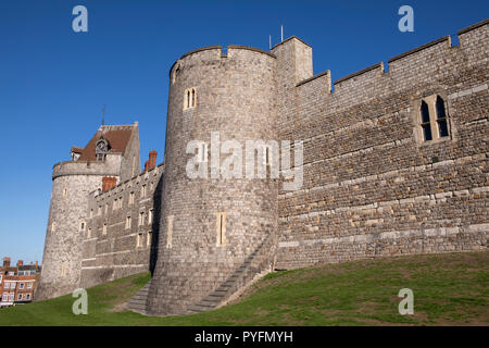 Außenansicht des massiven Steinmauern von Windsor Castle. Stockfoto