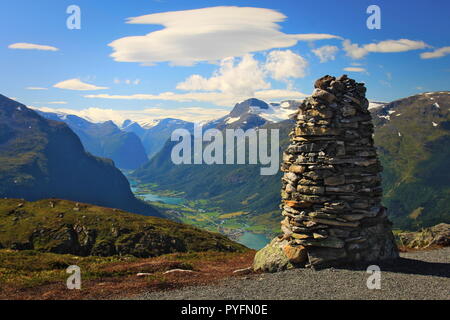 Ein Turm von Steinen, einen Blick auf Fjord, Norwegen Stockfoto