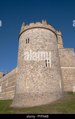 Außenansicht des massiven Steinmauern von Windsor Castle. Stockfoto