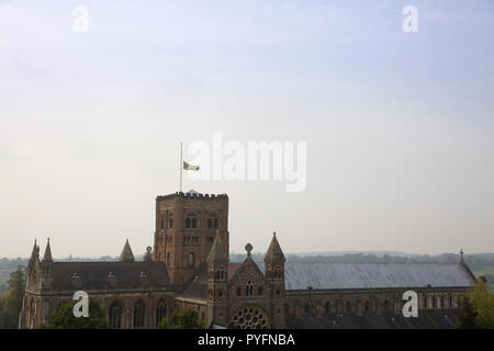 Blick auf den Dom und die Klosterkirche von St. Alban südlich der Stadt Clock Tower, St. Albans, Hertfordshire, England Stockfoto