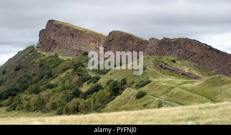 Die Salisbury Crags sind atemberaubend Klumpen von felsigen Klippen, die innerhalb Hollyrood Park, in der Nähe des Schottischen Parlaments Gebäude, im Stadtzentrum von Edinburgh. Von oben sehen Sie den größten Teil der Stadt. Lohnt sich auf dem Weg nach oben. Stockfoto