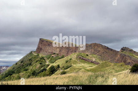 Die Salisbury Crags sind atemberaubend Klumpen von felsigen Klippen, die innerhalb Hollyrood Park, in der Nähe des Schottischen Parlaments Gebäude, im Stadtzentrum von Edinburgh. Von oben sehen Sie den größten Teil der Stadt. Lohnt sich auf dem Weg nach oben. Stockfoto