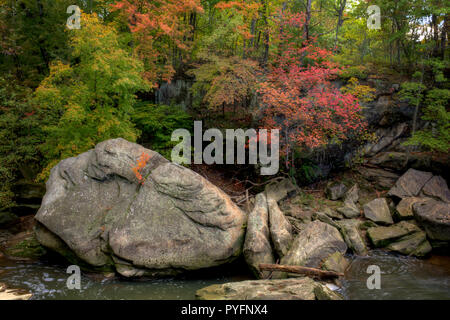 Einen schönen Herbst Szene entlang der felsigen Fluss in Berea Ohio. Riesige Sandstein Felsen sitzen in den Fluss geben ihm seinen Namen. Stockfoto