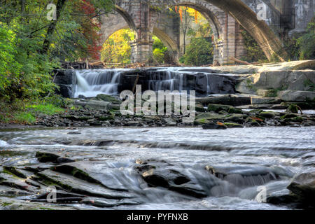 Berea fällt Ohio während der Spitzenzeiten fallen Farben. Dieser Wasserfall sieht es am besten mit peak Herbst Farben in den Bäumen. Der Steinbogen zug Brücken Stockfoto