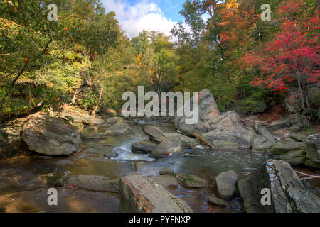 Die felsigen Fluss in Berea Ohio während der Spitzenzeiten fallen Farben. Stockfoto