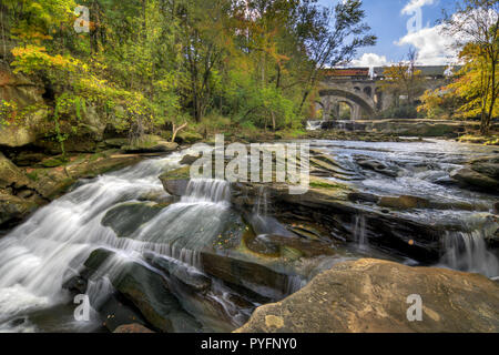 Berea fällt Ohio während der Spitzenzeiten fallen Farben. Dieser Wasserfall sieht es am besten mit peak Herbst Farben in den Bäumen. Der Steinbogen zug Brücken Stockfoto