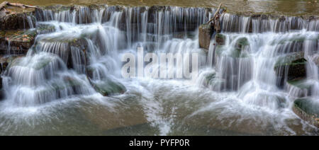 Der Wasserfall bei Baldwin Lake Dam im Cuyahoga County, Ohio. Im Mill Stream laufen Reservierung in der Nähe von Beröa Ohio entfernt. Das Gelände einer ehemaligen Sandstein qua Stockfoto