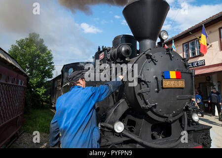 Rumänien, Viseu de Sus. Lokführer Kontrolle der historischen Motor Bayern vor dem Start touristische Fahrt entlang der alten Protokollierung Linie annother Stockfoto