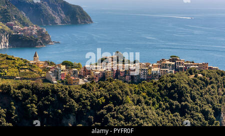 Schöne Luftaufnahme von Corniglia, Manarola im Naturpark der Cinque Terre, Ligurien, Italien Stockfoto