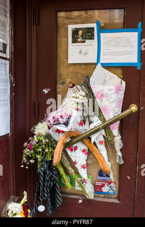 New York City, USA - 14. Juni 2018: Fans von Anthony Bourdain Blumen verlassen und Nachrichten vor der Brasserie Les Halles in Erinnerung, Park Avenue South Stockfoto