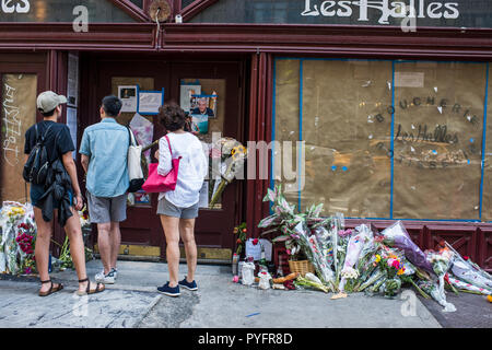 New York City, USA - 14. Juni 2018: Fans von Anthony Bourdain Blumen verlassen und Nachrichten vor der Brasserie Les Halles in Erinnerung, Park Avenue South Stockfoto